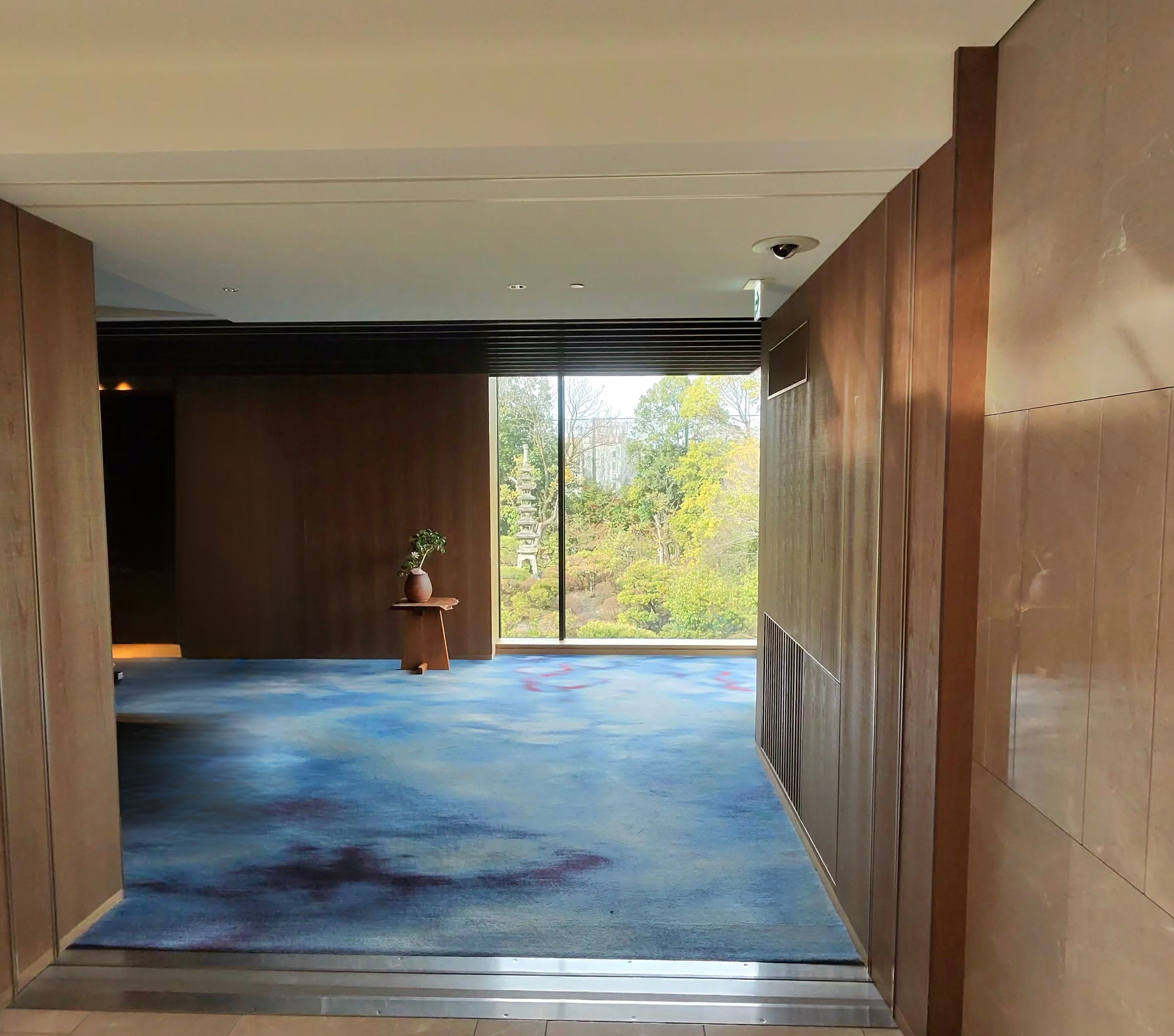 A glimpse of the Shakusui-en pond garden through a hallway window at Four Seasons Kyoto.